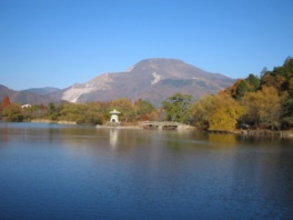 三嶋神社から見た秋の伊吹山