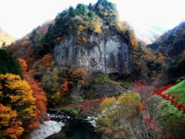 紅葉の最盛期の巌立