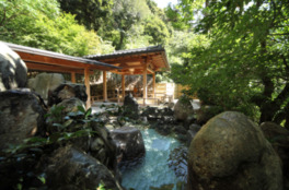 御影岩と檜、2種の露天風呂がある大浴場「せせらぎの湯」