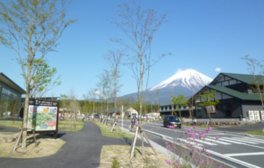 パーク入口からは富士山を望む