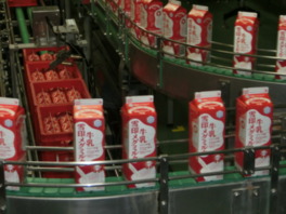 1Lの牛乳が1日約4万パック詰められている製造ライン