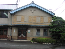 本館事務所は大正10(1921)年築で国の登録有形文化財でもある