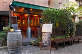 店前の通りに敷かれた粋な石畳が目印
