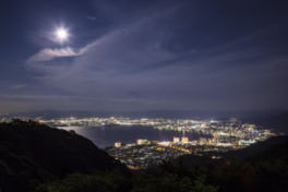琵琶湖の闇と周辺の光のコントラストも印象的