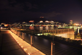 ライトアップされた美術館と長崎港、対岸に稲佐山の光が見える