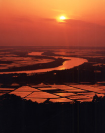 最上川と日本海にゆっくりと沈む夕日の絶景を堪能