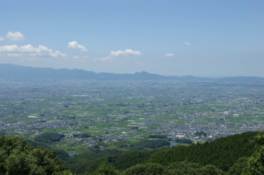標高586ｍの山頂から奈良盆地の雄大な景色を望む