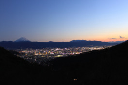 開けた甲府盆地の奥には富士山も