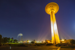 ライトアップされた展望塔と工場夜景のコラボレーションが見られるのは期間限定
