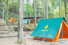常設テントもあり手軽にキャンプが楽しめる
