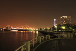 煌びやかに輝く横浜港の夜景