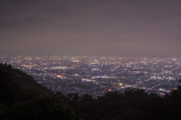 大阪平野の夜景を一望できる人気スポット