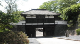 三の門には徳川16代当主の徳川家達揮毫の大扁額が掲げられている
