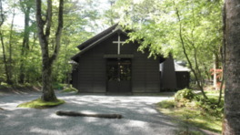 新緑に囲まれた5月の軽井沢ショー記念礼拝堂