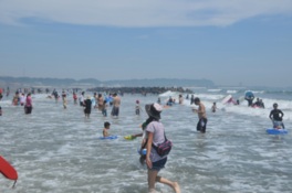 砂浜が広く、家族連れの利用が多いビーチ