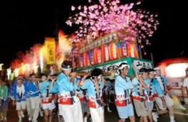 迫力ある灯籠押し合いが楽しめる