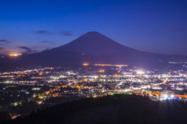 天気の良い日は富士山を背景に夜景を楽しめる