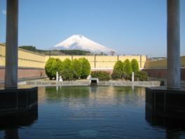 富士山を正面に望む露天風呂「ほうえいの湯」(奇数日女湯)