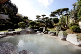 笠絹山を望む庭園露天風呂