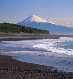 波打ち際から眺める富士山