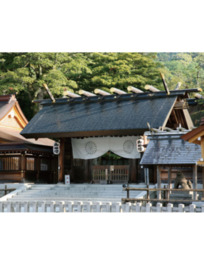 神門の前に座す石造狛犬は鎌倉時代に造られた