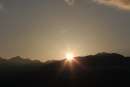 南アルプスを背景に見る初日の出