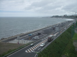 海に沿うように駐車場が整備されている