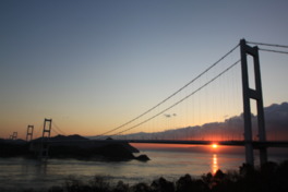 来島海峡大橋越しに昇る初日の出が見られる
