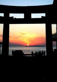 宮地嶽神社の鳥居から日の入りを見ることができる