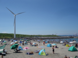 大きな風車がシンボルのビーチ