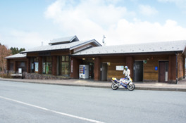 日本有数の観光地にたつこぢんまりとした駅舎