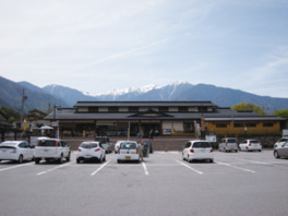 背景には雄大な木曽駒ケ岳を望む