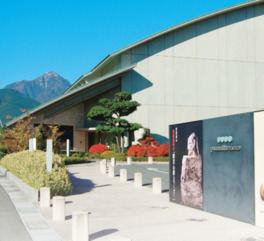 鈴鹿山脈「御在所岳」の麓に位置する美術館