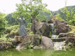 園のシンボルとなっている佐々木小次郎の像