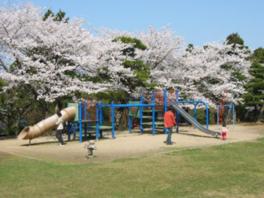 桜の広場には子供が遊べる遊具が設置されている