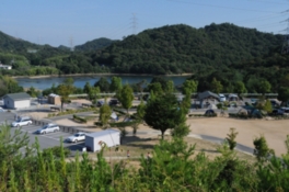 湖畔に27区画のサイトが設けられている
