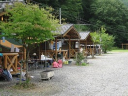 木立に囲まれた静かなバンガロー群