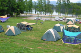 湖畔の開放的な立地でキャンプを楽しむ