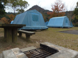 6人用テント常設サイトは16区画あり、1区画5500円