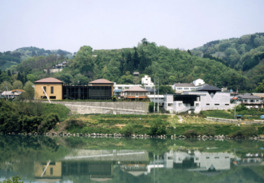 琅鶴湖(ろうかくこ・この付近の犀川を有島生馬が命名)と北アルプスを望む博物館