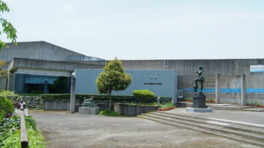 美術館は噴水や遊歩道のある庄川水記念公園内にある