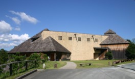 天竜杉や藁入り漆喰など地元の天然素材を使った建築