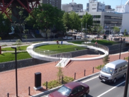 円形アートワーク「スノーリング」と階段広場で構成されたまんなか広場