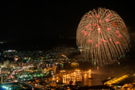 幻想的でダイナミックな花火が夜の佐世保港を鮮やかに彩る