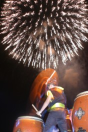 花火が音楽に合わせて打ち上がる