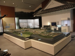 亀山城下の模型などが展示されている