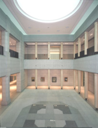 4つの展示室の中心部に位置する光庭に光が注ぐ