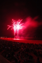 目の前で広がる花火ショーは迫力満点