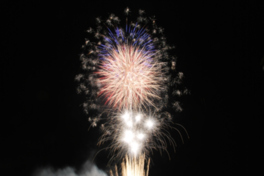 200発の豪快な花火が夜空を覆いつくす