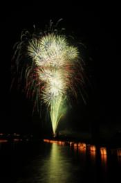 スターマインなど3000発の花火が夜空に輝く